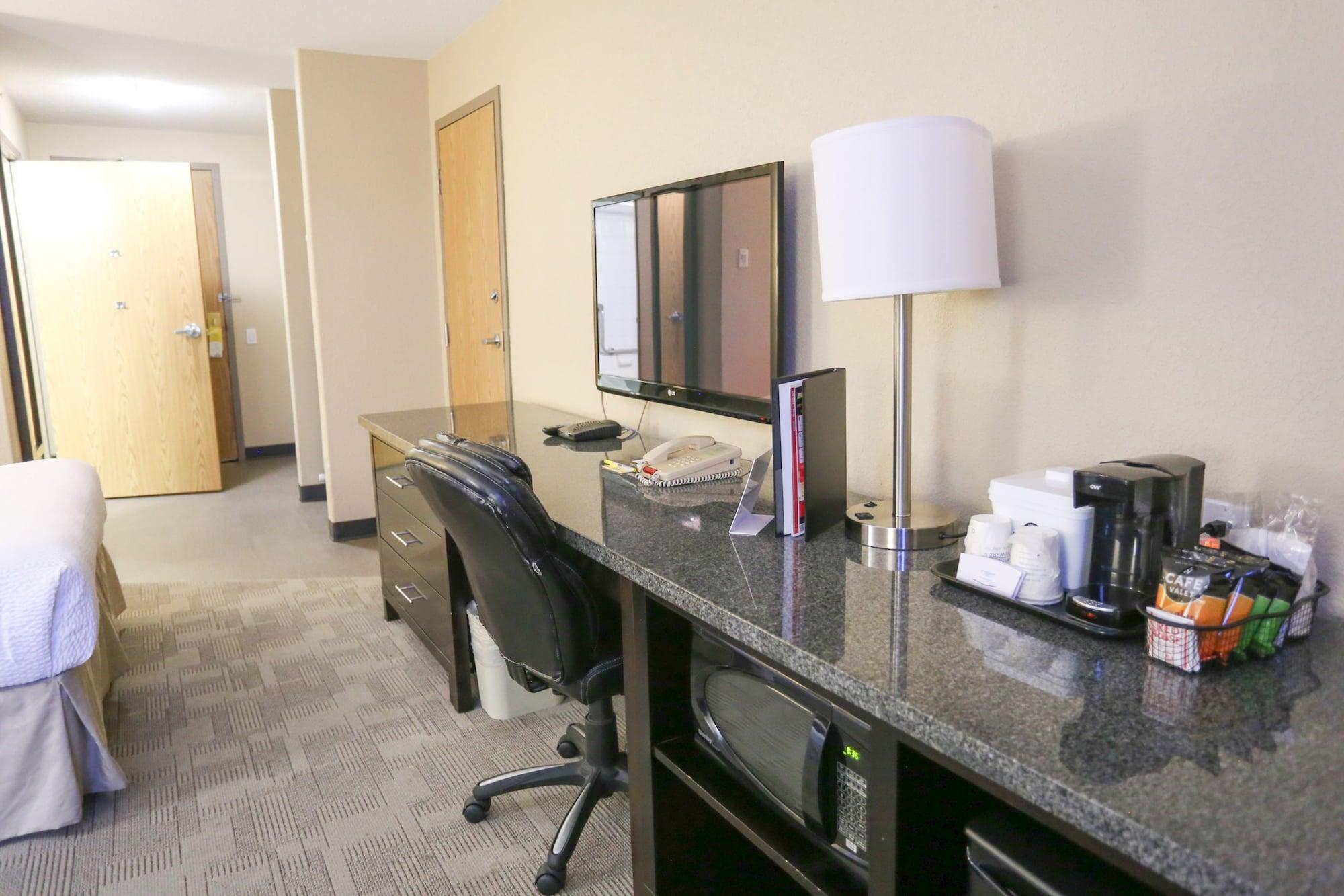 Days Inn By Wyndham Calgary Airport Bagian luar foto