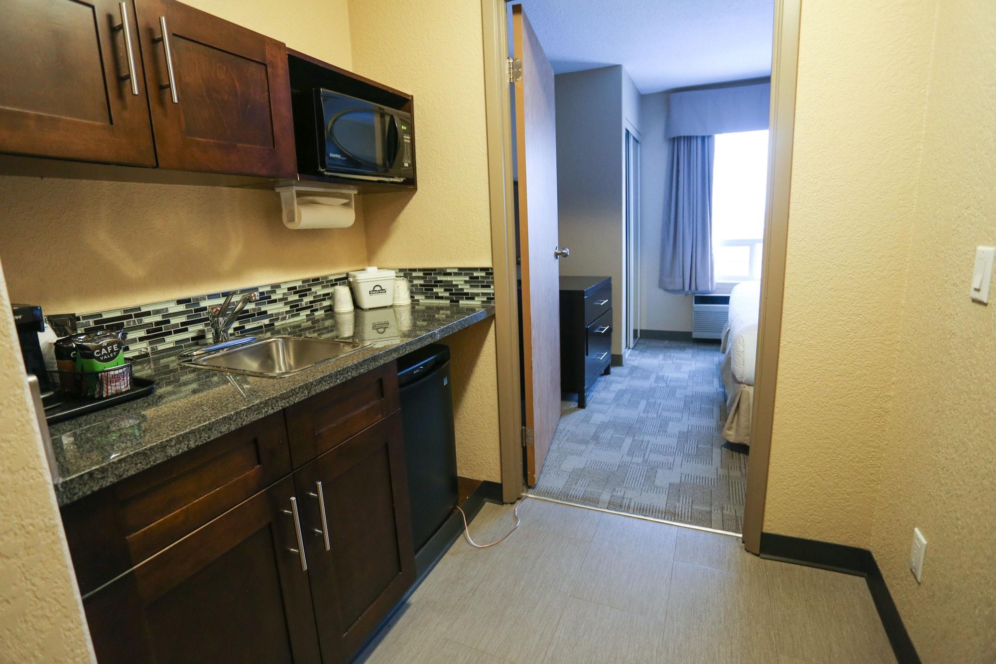 Days Inn By Wyndham Calgary Airport Bagian luar foto