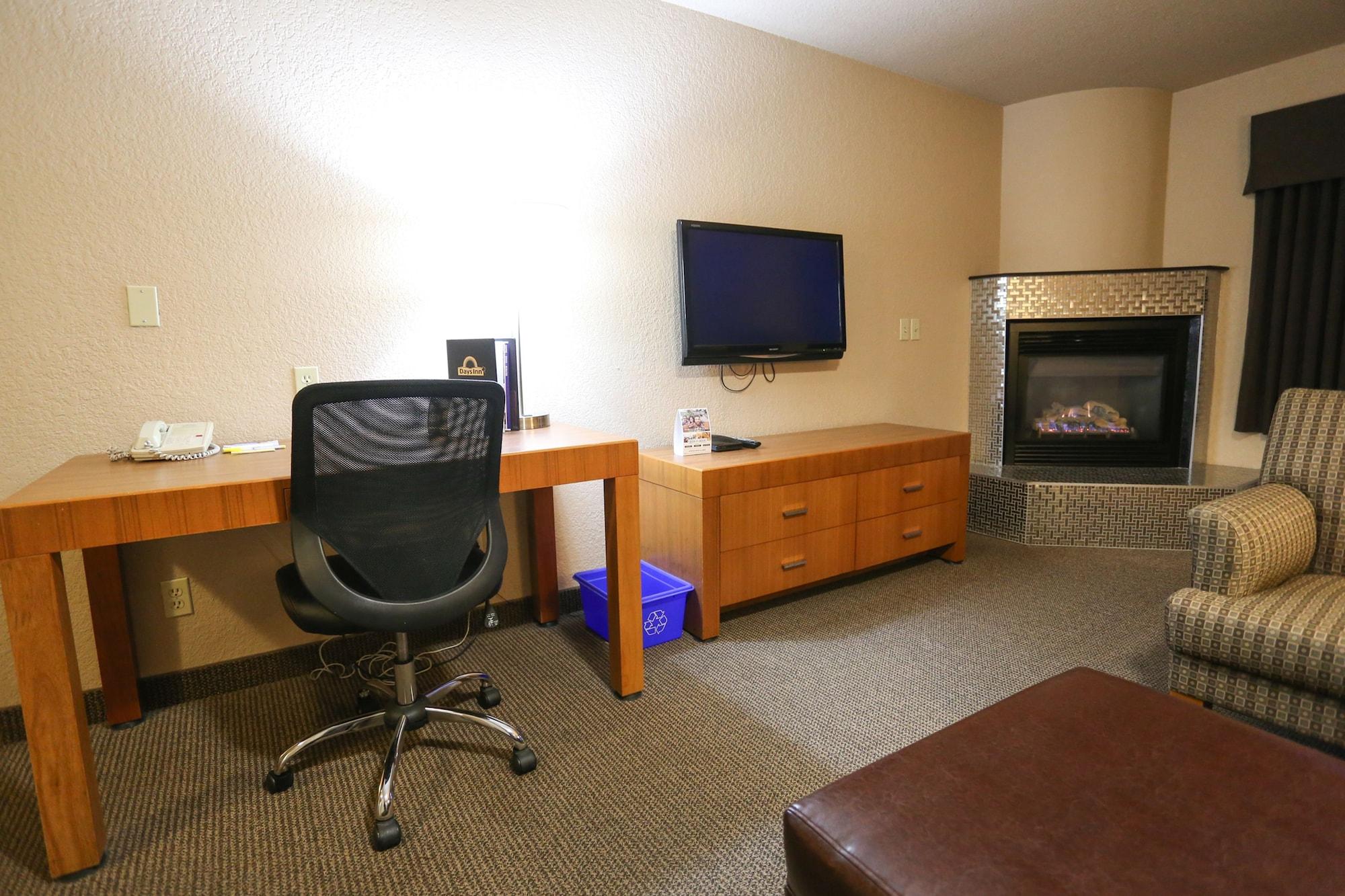 Days Inn By Wyndham Calgary Airport Bagian luar foto