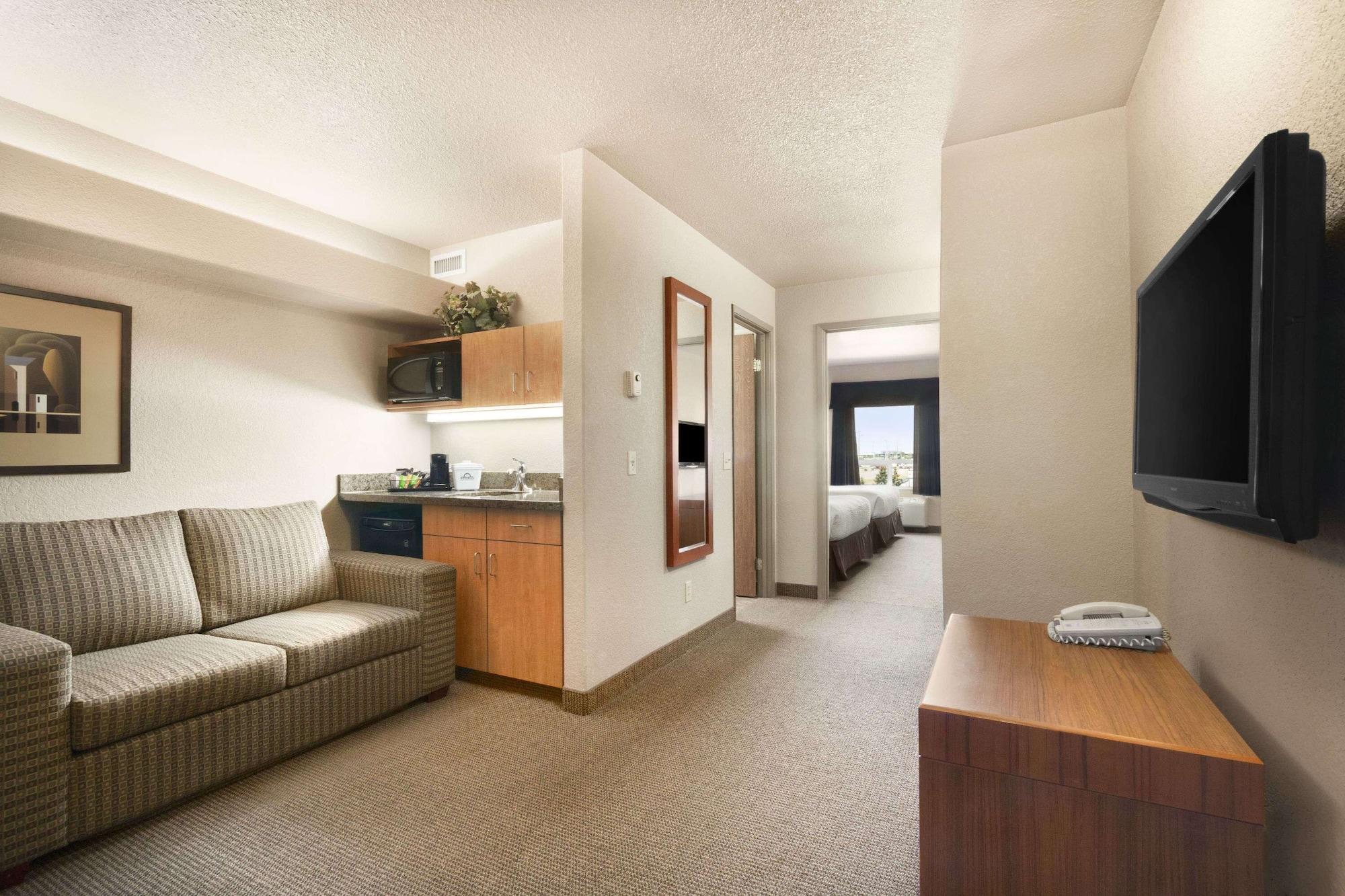 Days Inn By Wyndham Calgary Airport Bagian luar foto