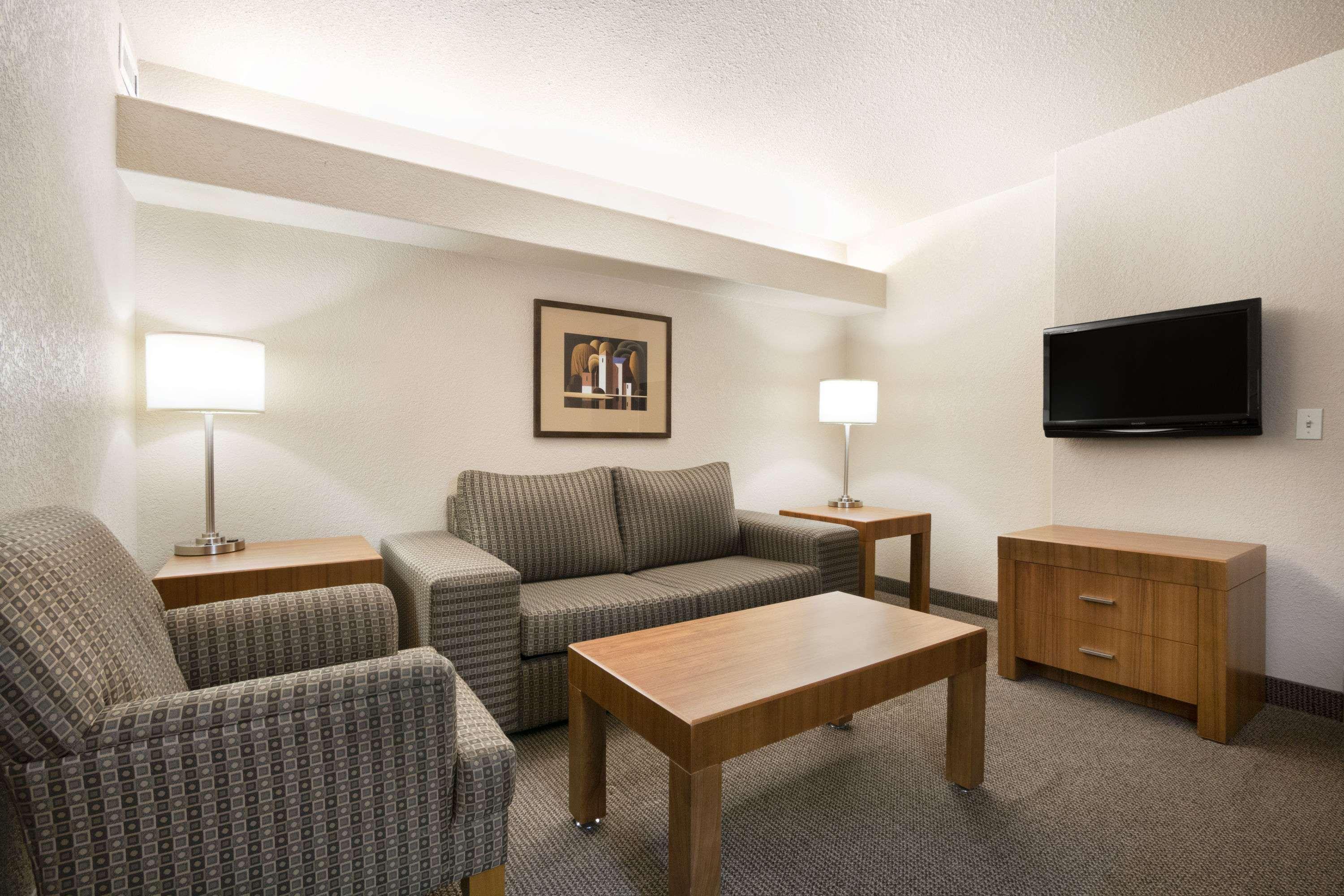 Days Inn By Wyndham Calgary Airport Bagian luar foto