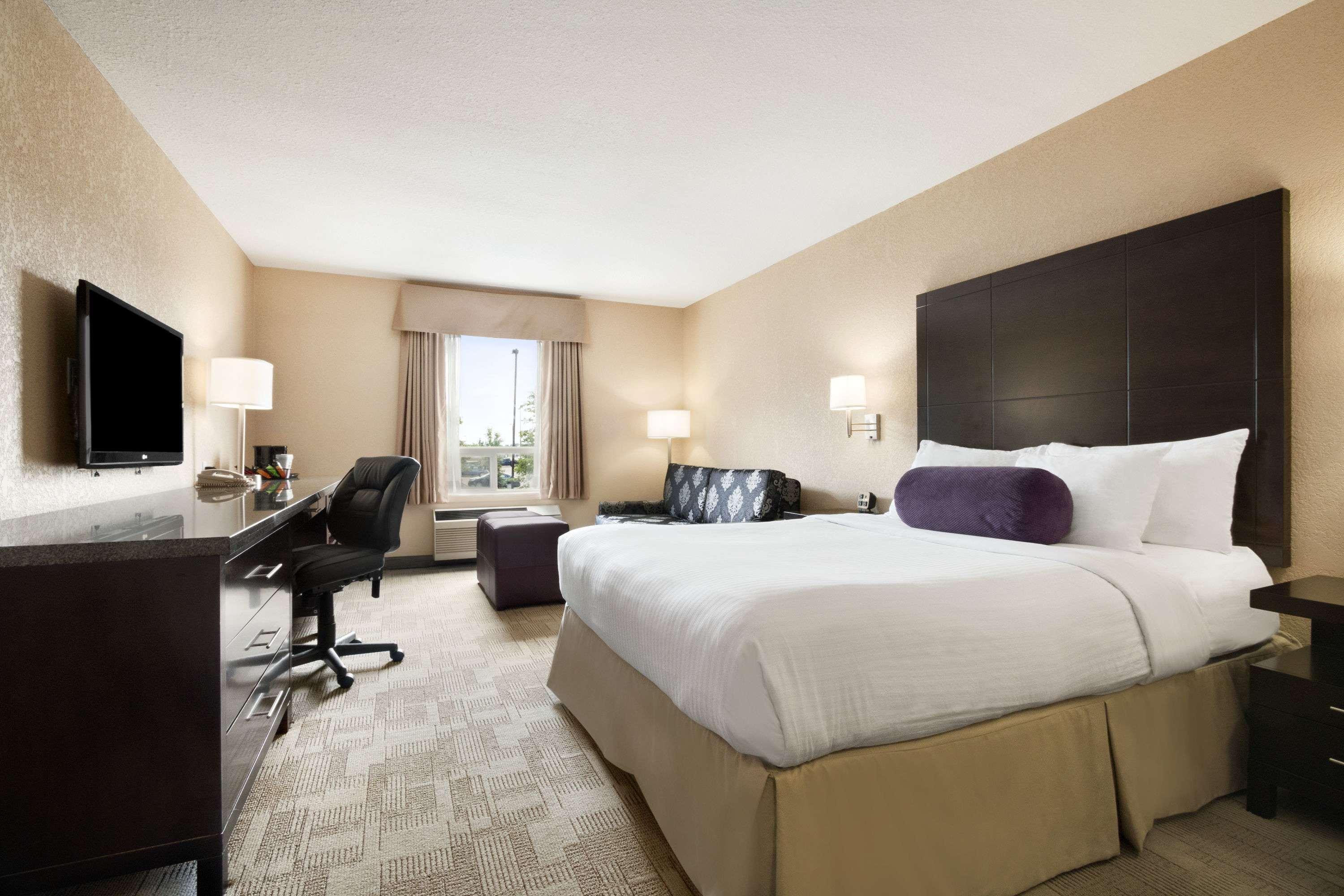 Days Inn By Wyndham Calgary Airport Bagian luar foto
