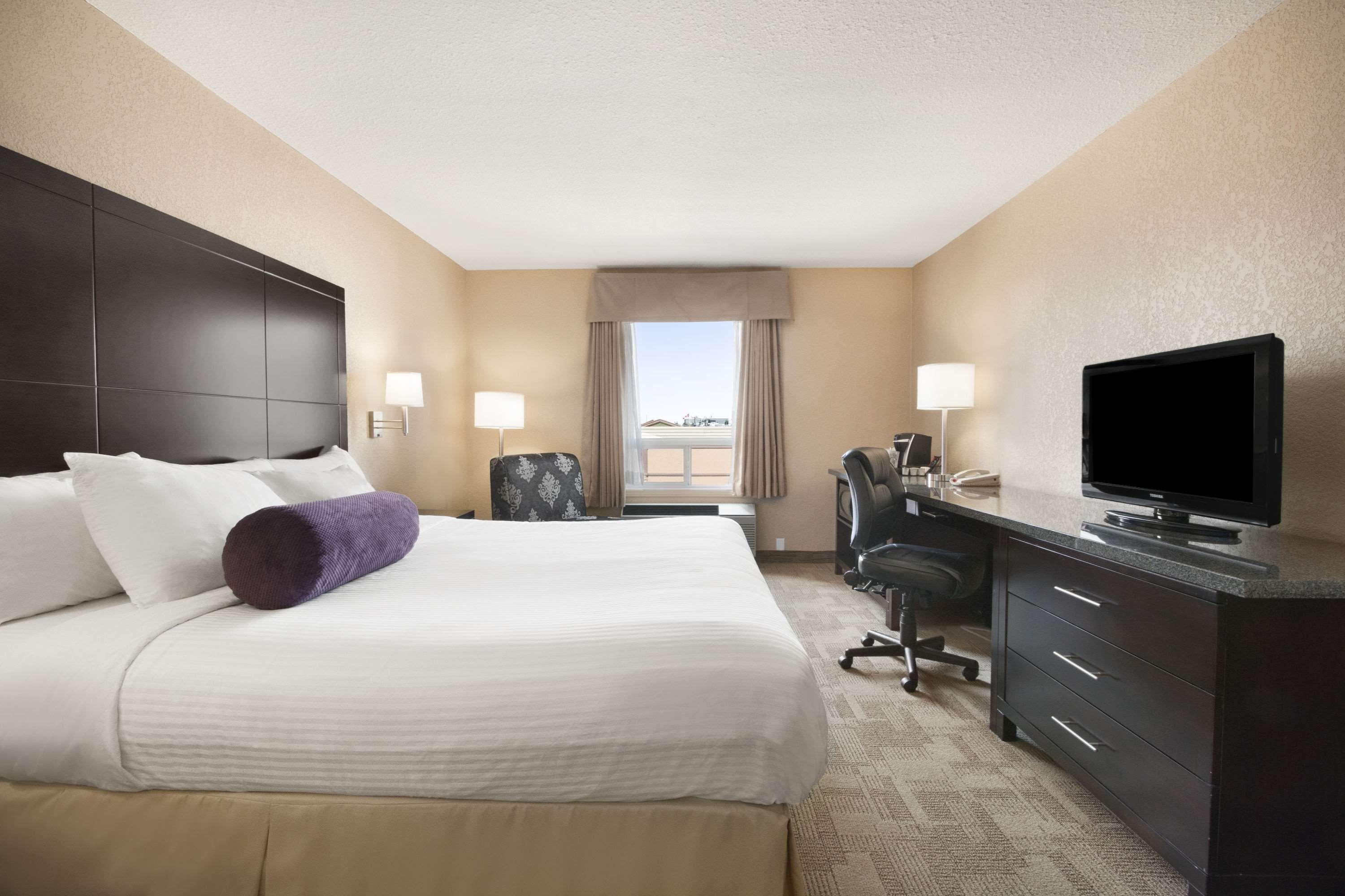 Days Inn By Wyndham Calgary Airport Bagian luar foto
