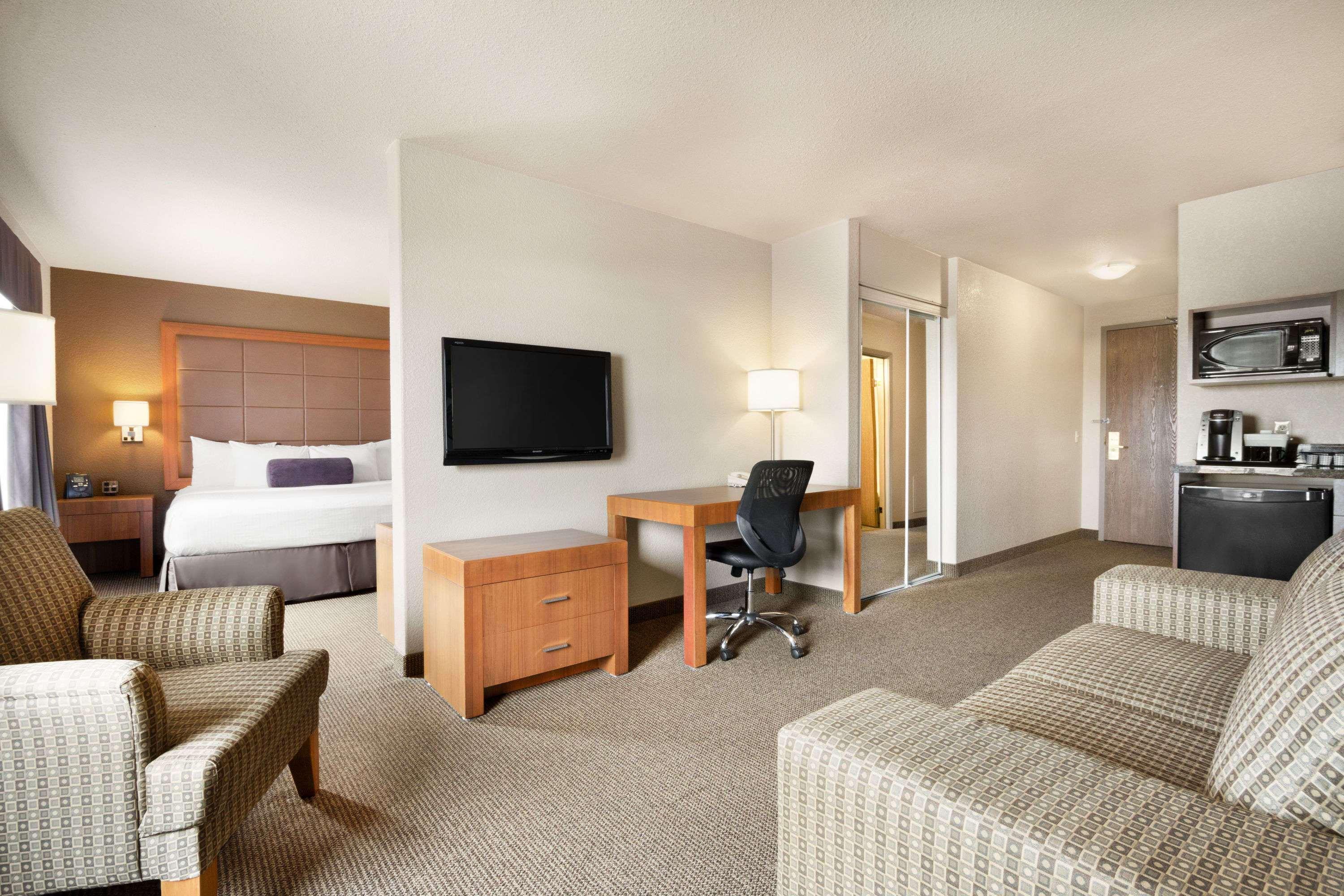 Days Inn By Wyndham Calgary Airport Bagian luar foto