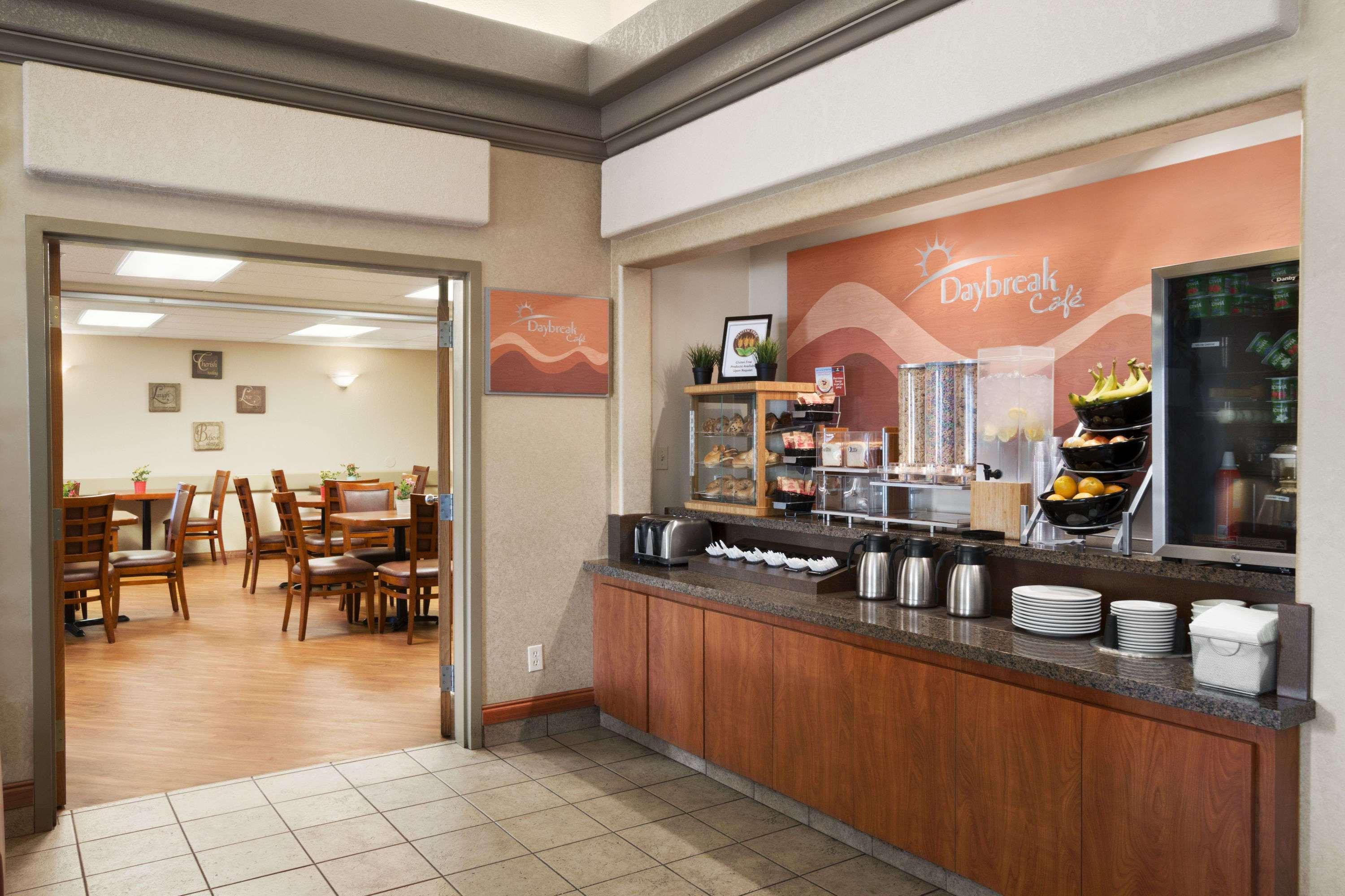 Days Inn By Wyndham Calgary Airport Bagian luar foto