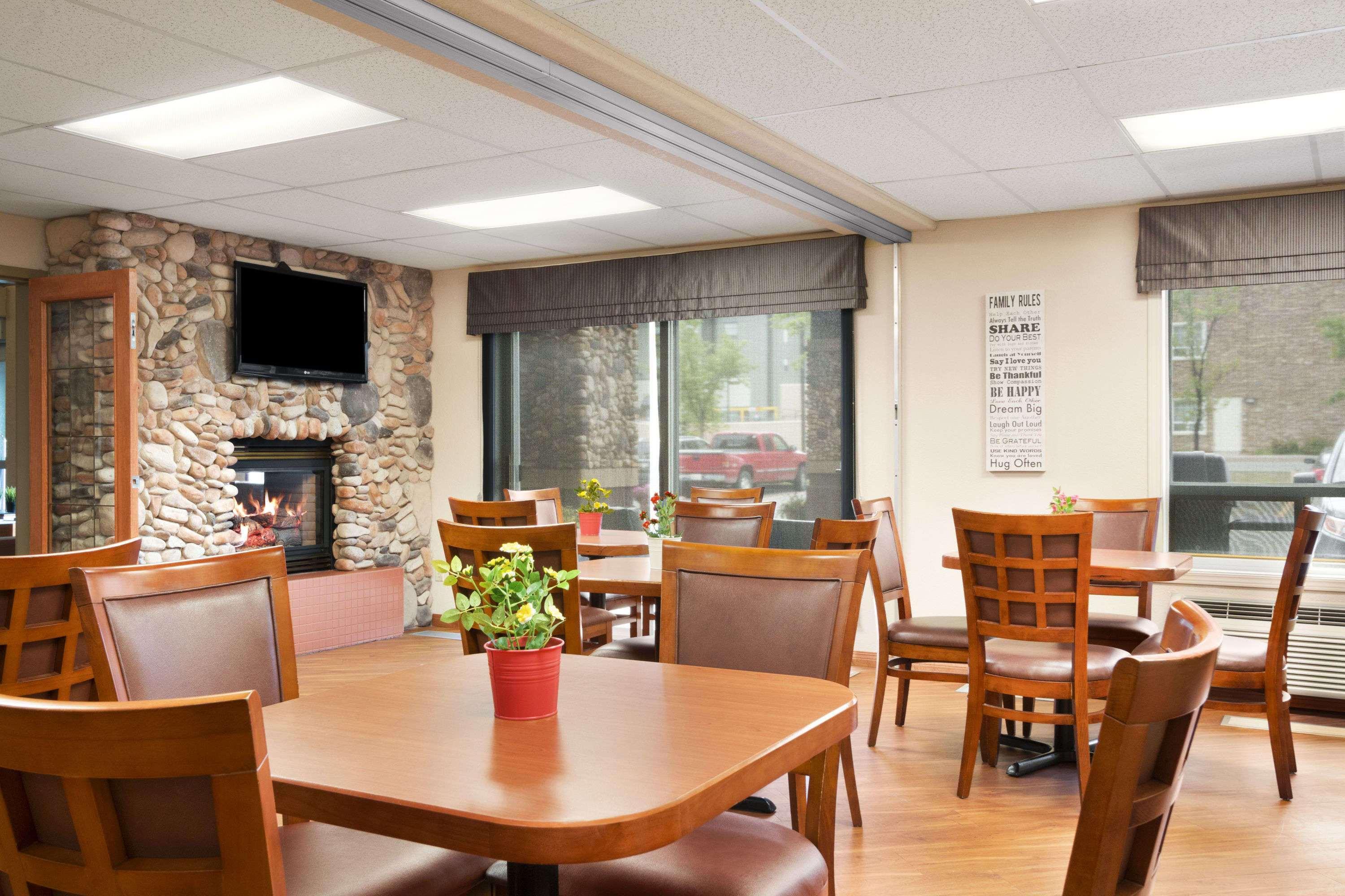 Days Inn By Wyndham Calgary Airport Bagian luar foto