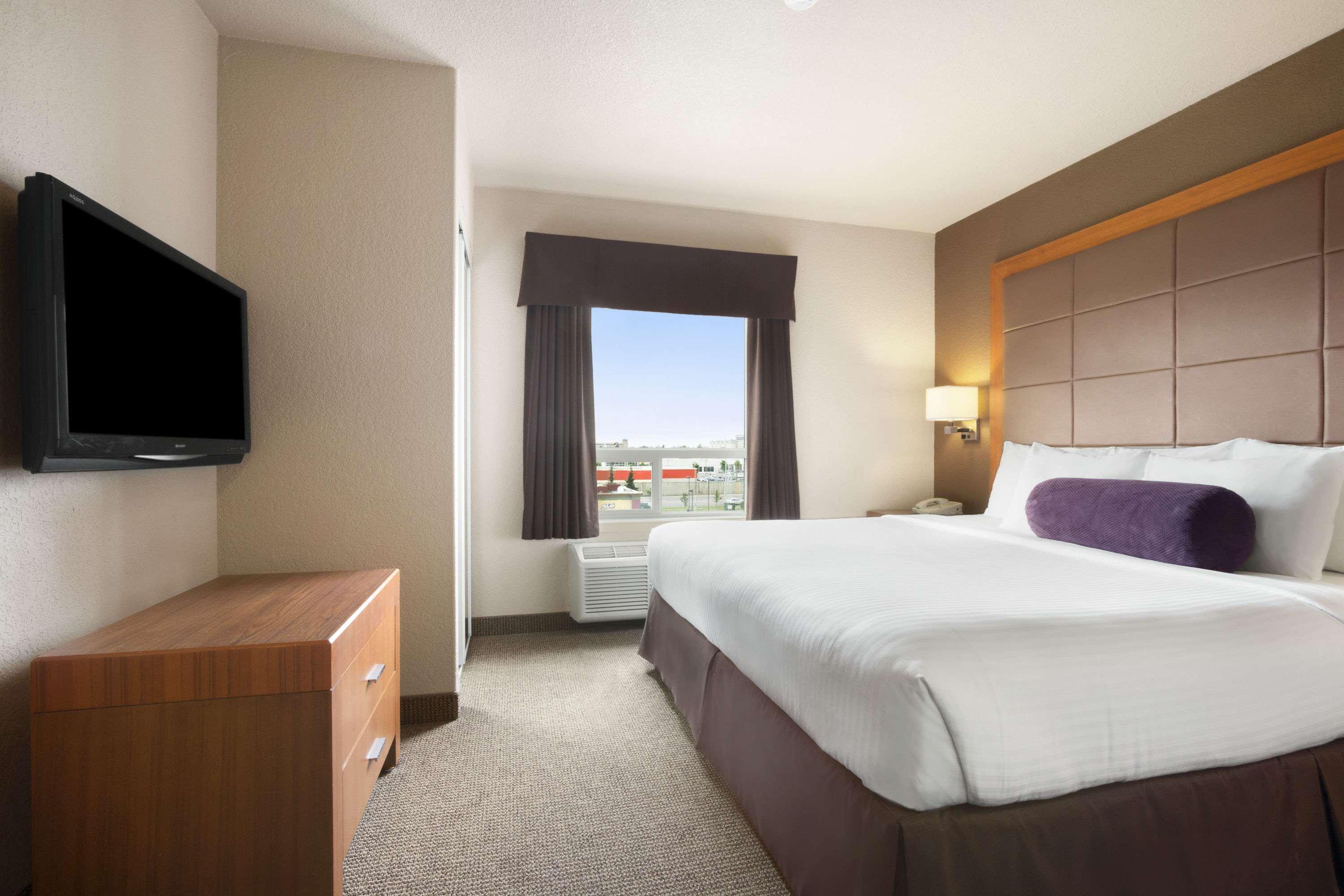 Days Inn By Wyndham Calgary Airport Bagian luar foto
