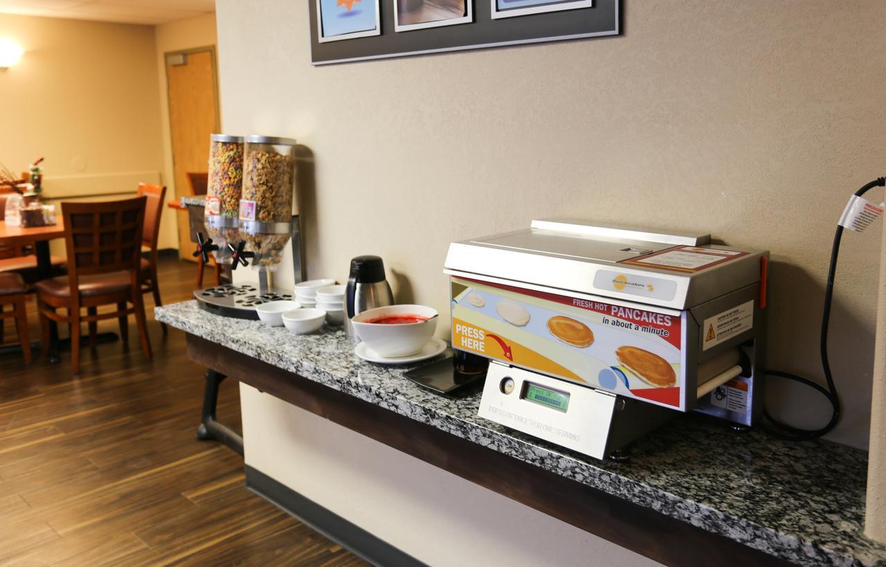 Days Inn By Wyndham Calgary Airport Bagian luar foto