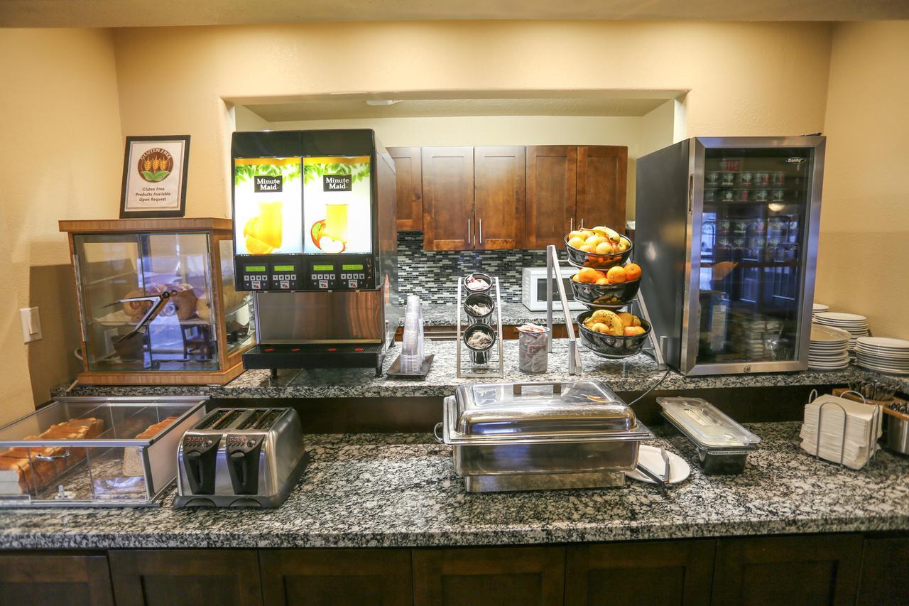 Days Inn By Wyndham Calgary Airport Bagian luar foto