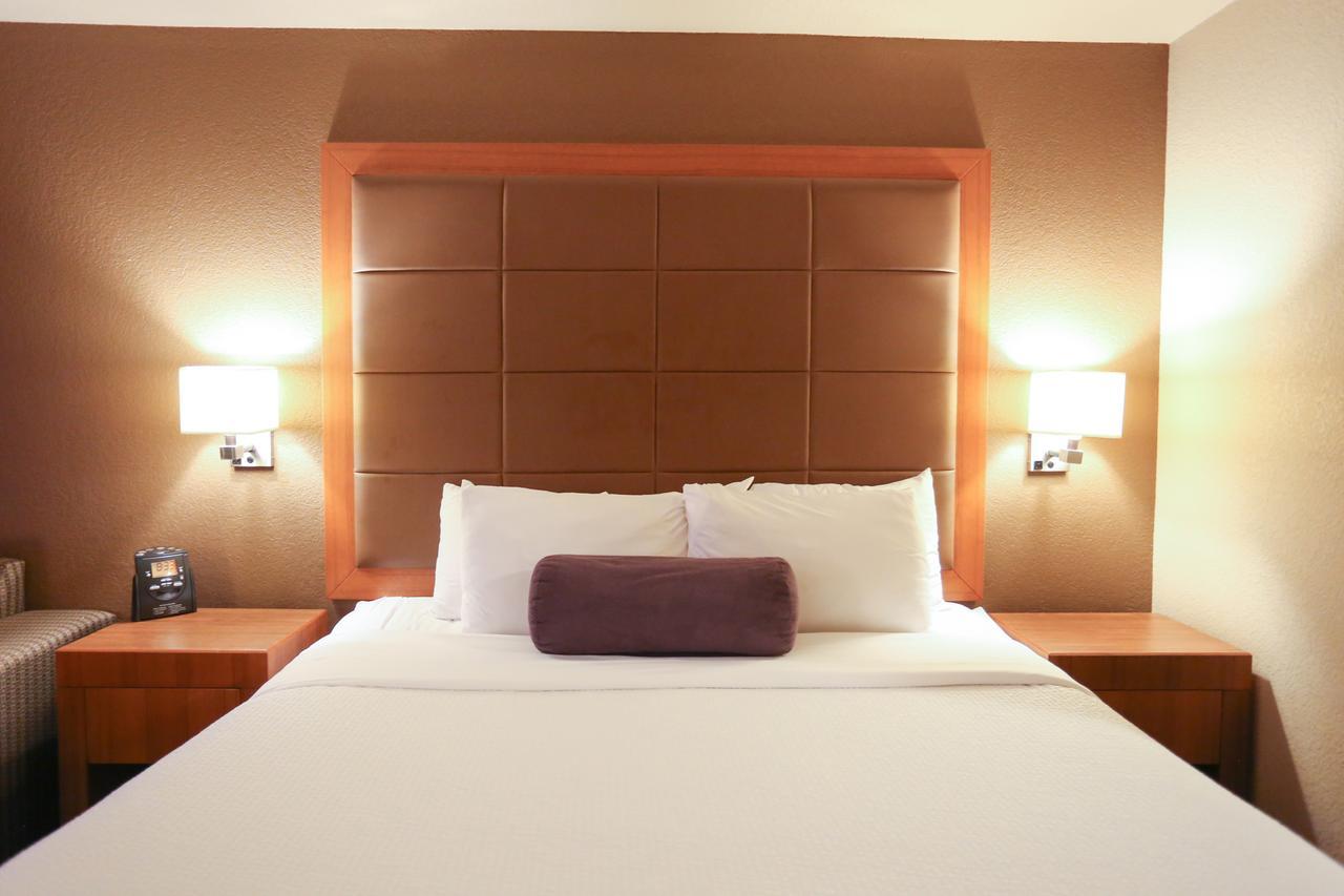 Days Inn By Wyndham Calgary Airport Bagian luar foto