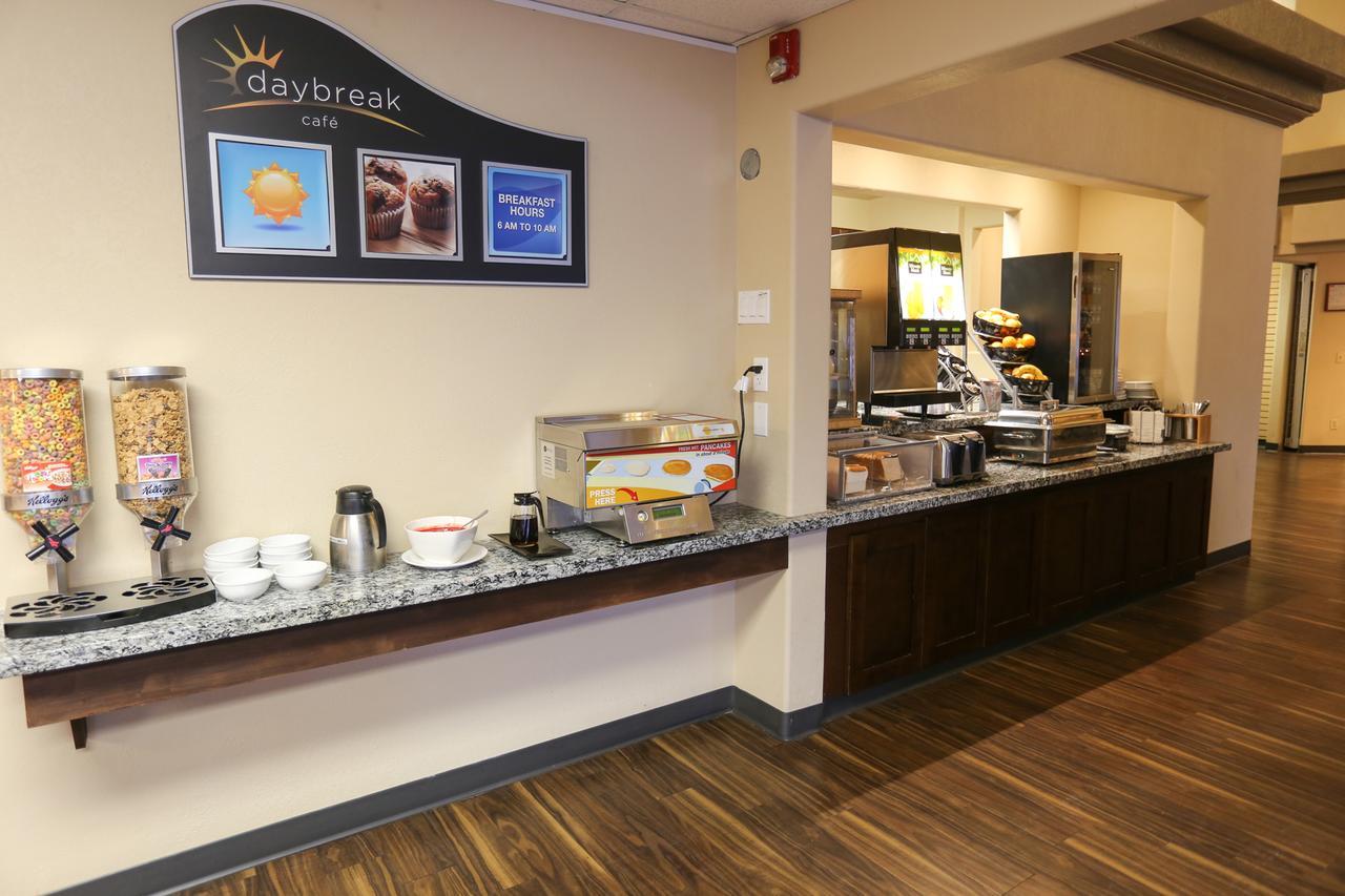 Days Inn By Wyndham Calgary Airport Bagian luar foto