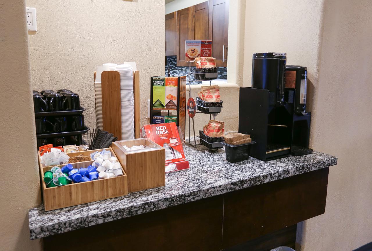 Days Inn By Wyndham Calgary Airport Bagian luar foto