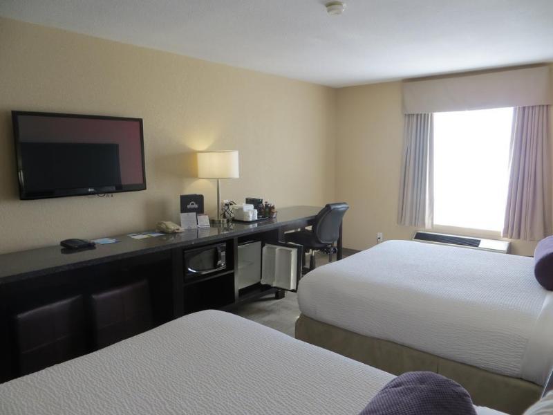 Days Inn By Wyndham Calgary Airport Bagian luar foto