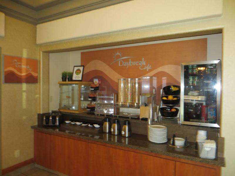 Days Inn By Wyndham Calgary Airport Bagian luar foto