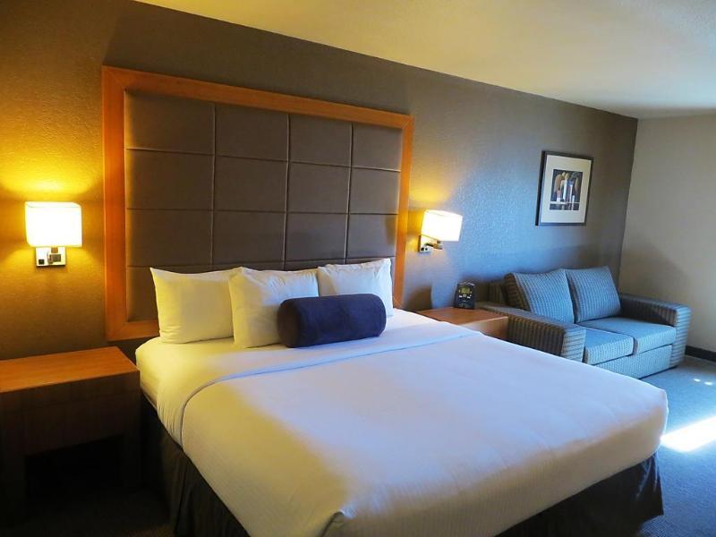 Days Inn By Wyndham Calgary Airport Bagian luar foto