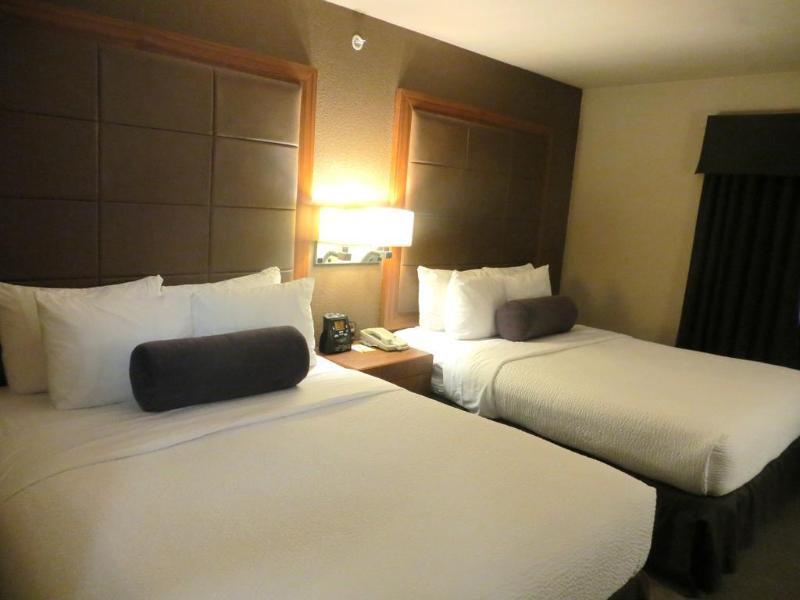 Days Inn By Wyndham Calgary Airport Bagian luar foto